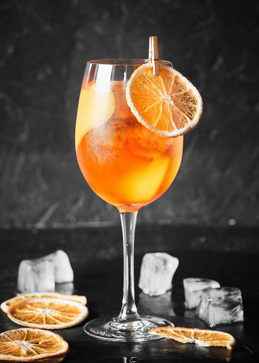 Aperol Spritz met ijs en een schijfje sinaasappel in een groot wijnglas