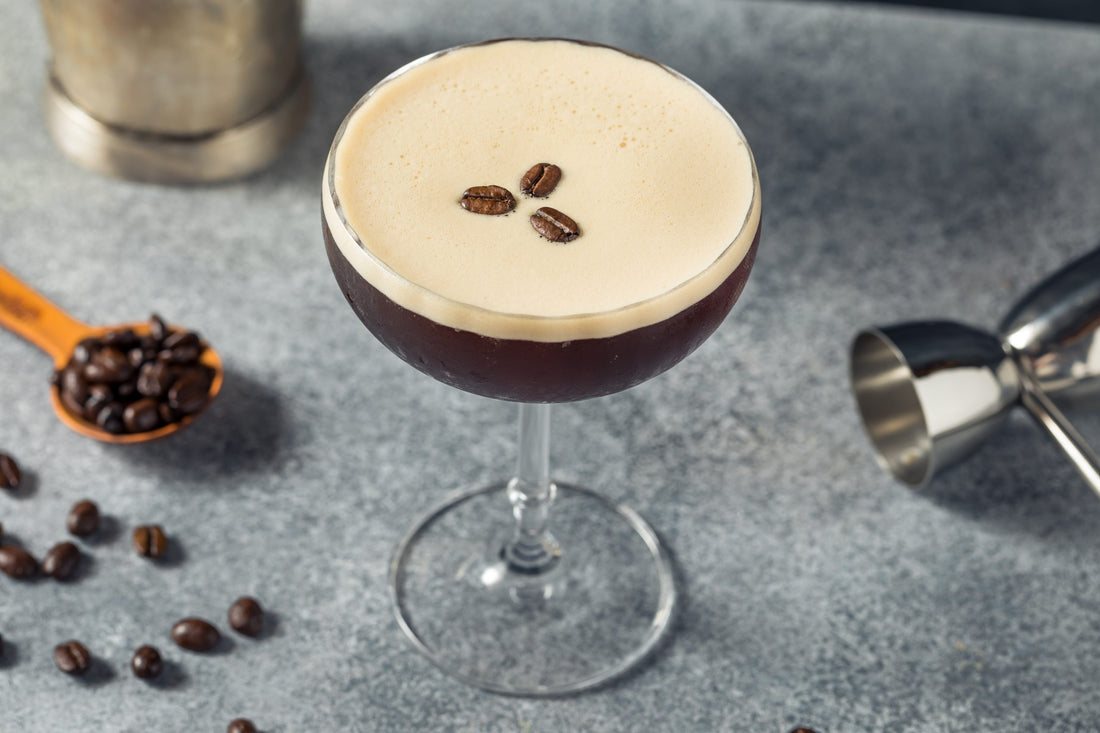 Espresso Martini met schuimlaag en drie koffiebonen als garnering in een gekoeld cocktailglas