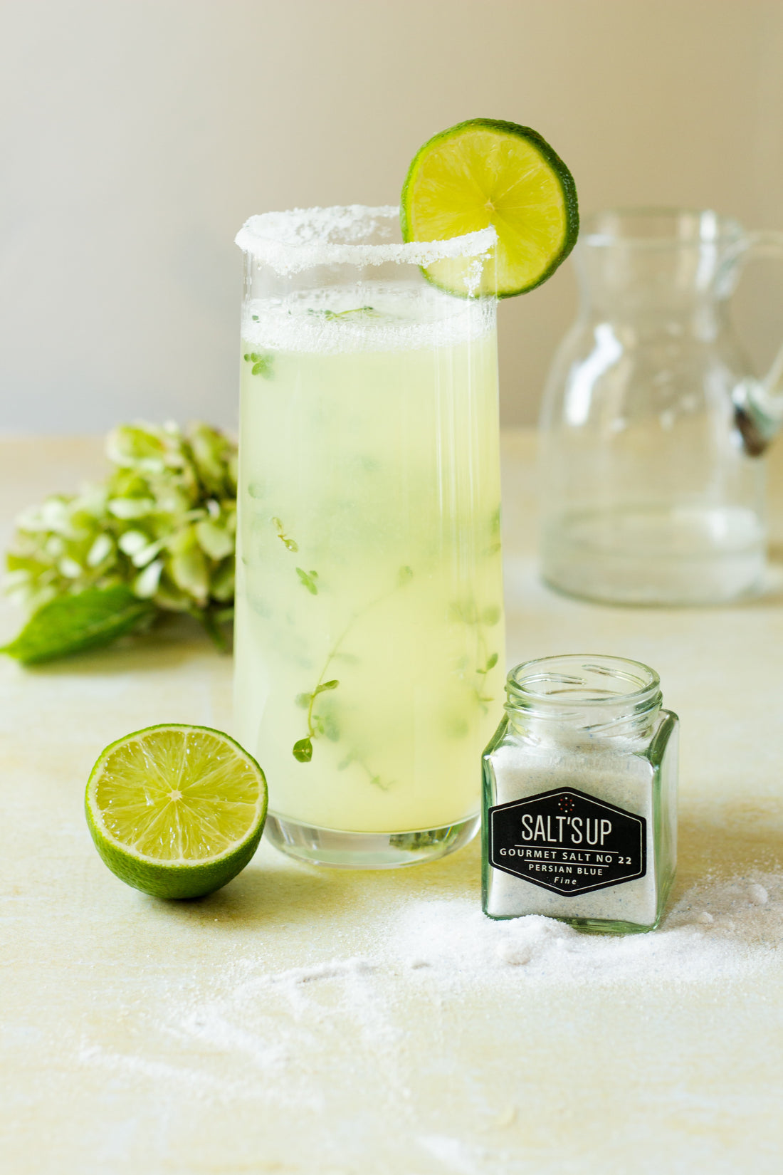 Mojito met verse munt, limoen en crushed ice in een hoog glas, klaar om te serveren