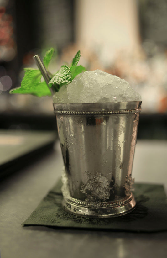 Mint Julep cocktail met crushed ice en een rietje in een zilverkleurige julep beker
