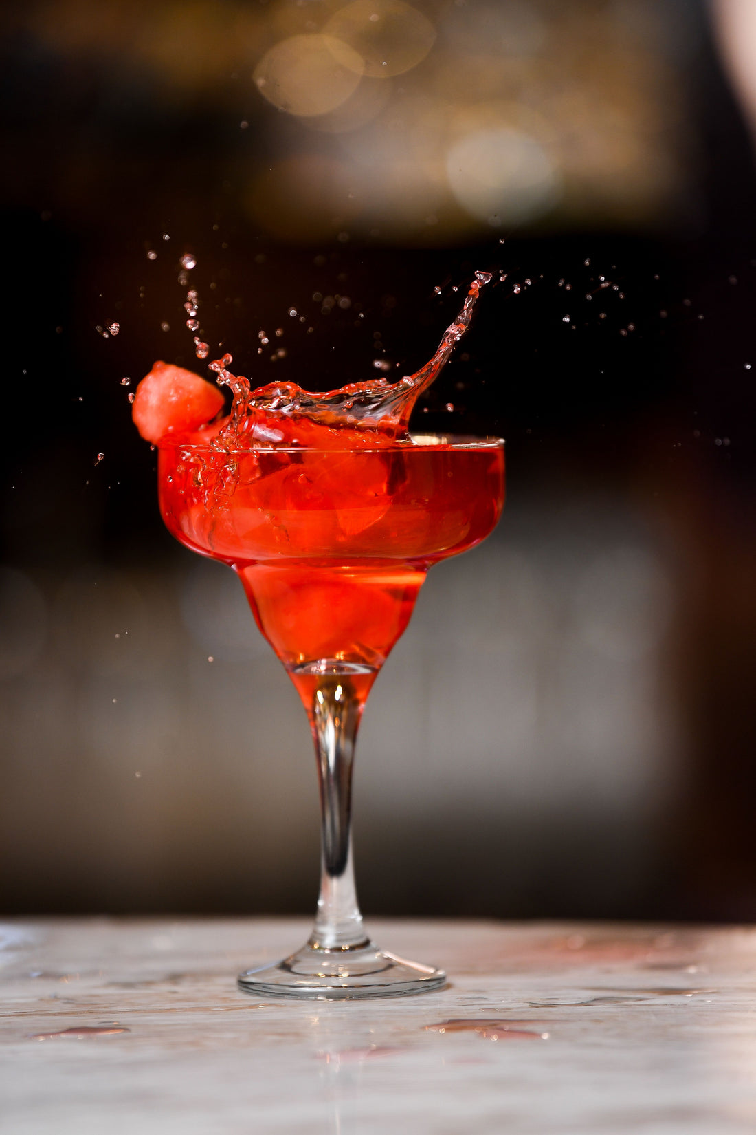 Levendige daiquiri cocktail in een gekoeld coupeglas met een opspattende rode kleur