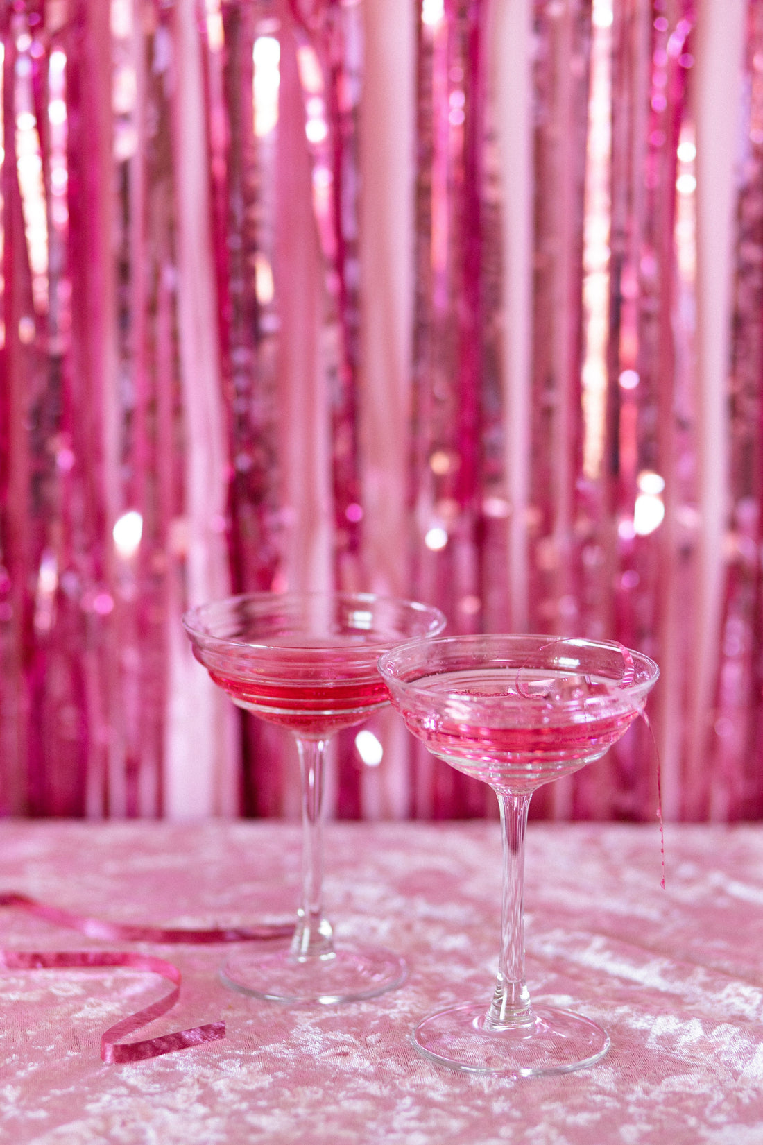 Cocktails in glazen klaargezet op een tafel tijdens een feest