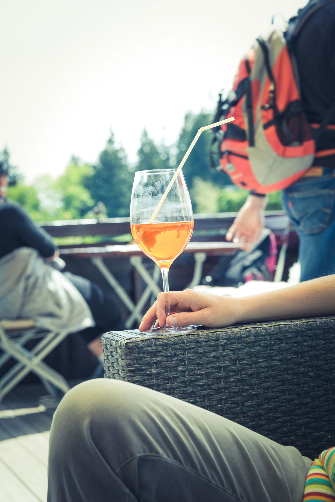 Een verfrissende cocktail in een glas op een zonnig terras