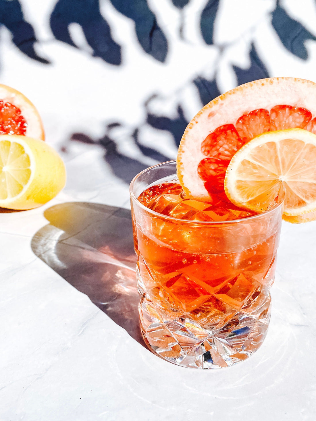 Paloma cocktail met grapefruit en limoen in een hoog glas met ijs en een grapefruitschijf
