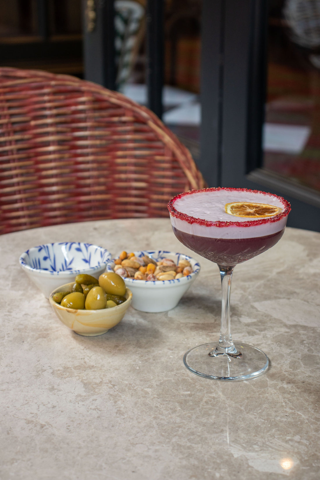 Clover Club cocktail met roze schuimlaag en verse frambozen garnering in een coupeglas