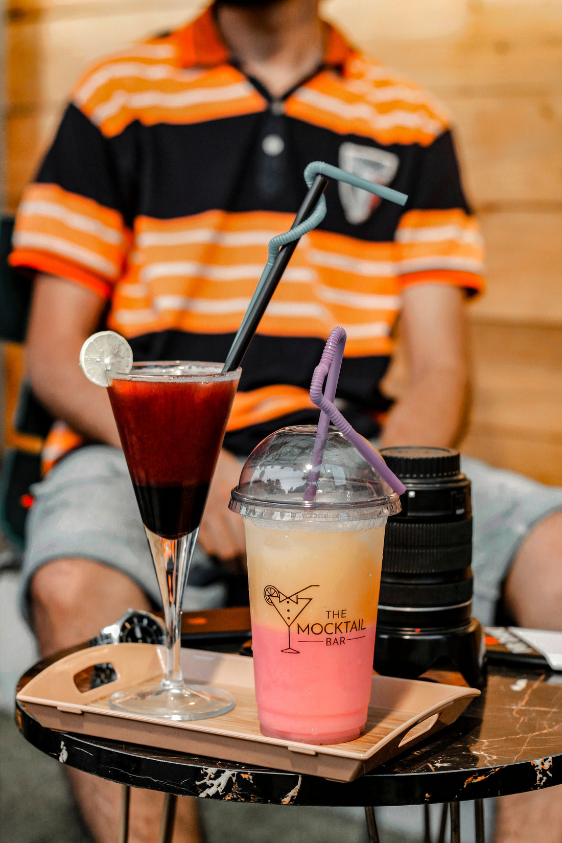 Alcoholvrije mocktail geserveerd in een glas met ijs en verse muntgarnering