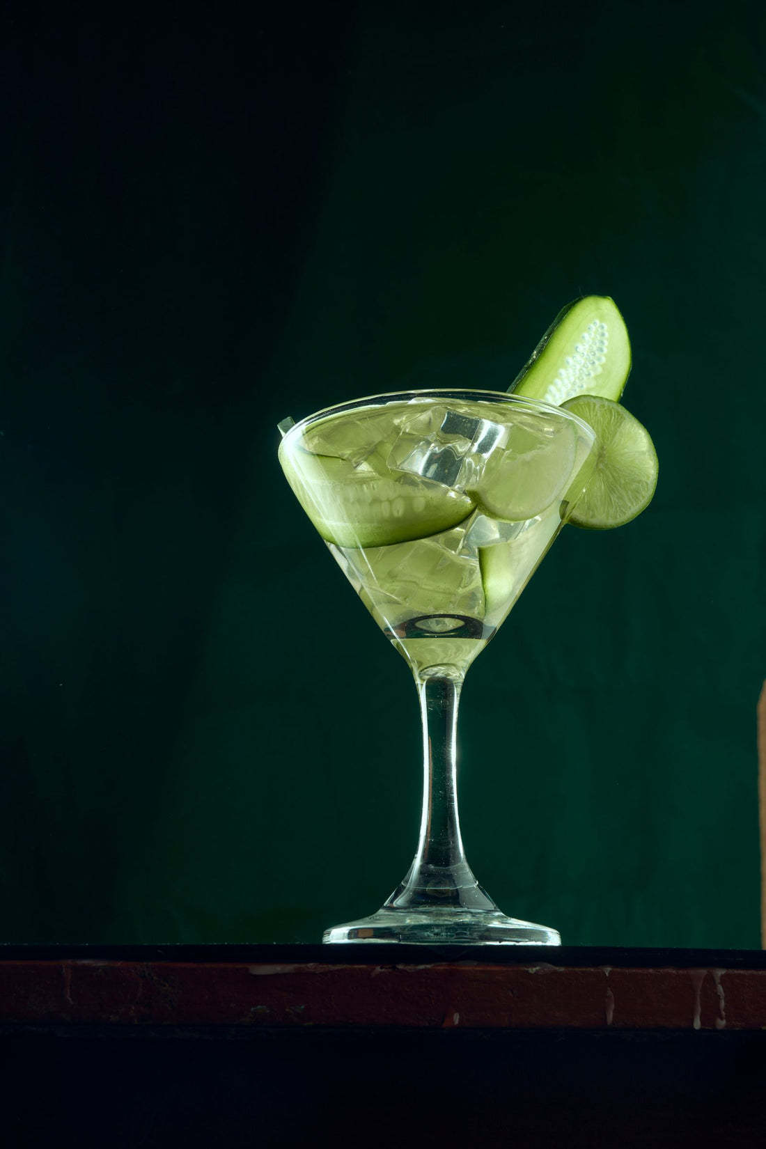 Mintgroene romige cocktail in een gekoeld martiniglas tegen een donkere achtergrond