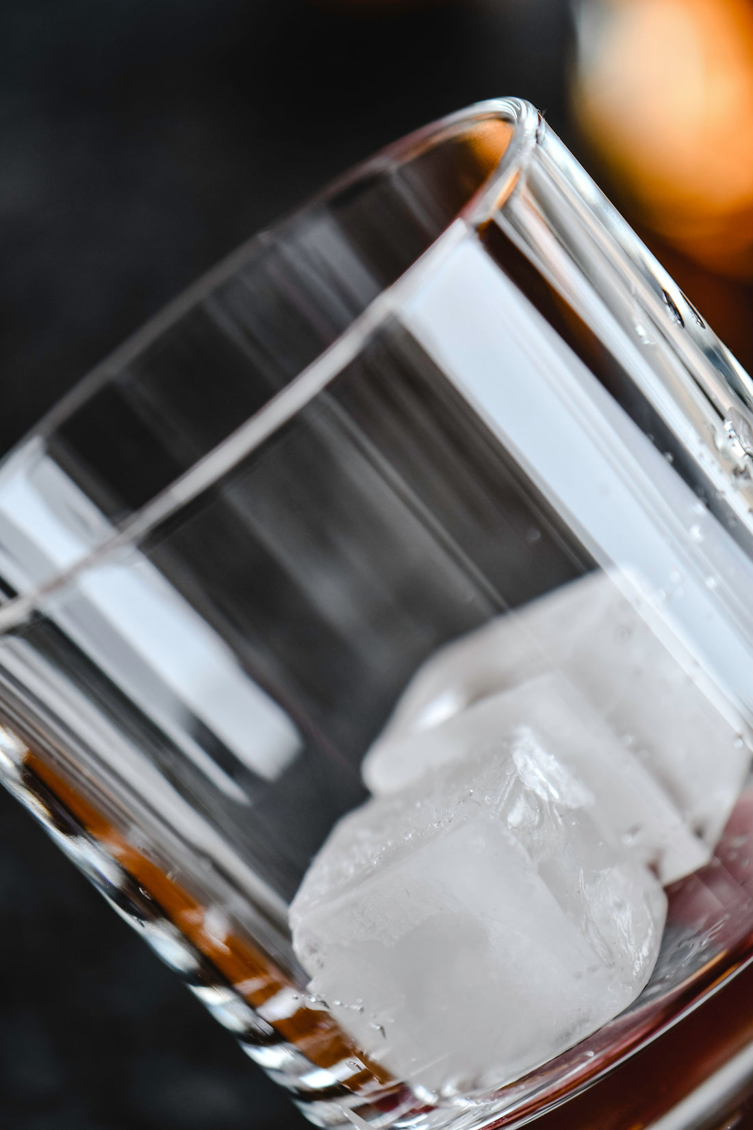 Close-up van ijsblokjes in een glas, gebruikt om de juiste hoeveelheid ijs voor een cocktail te tonen