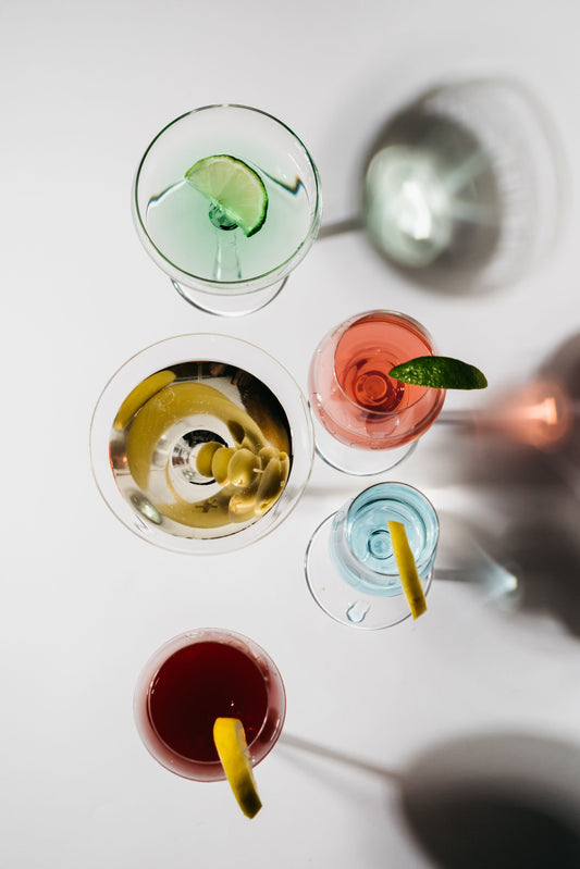 Cosmopolitan cocktail in een gekoeld martiniglas met sinaasappelschil garnering