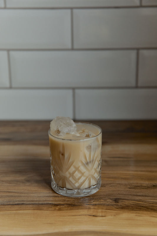 White Russian cocktail met wodka, koffielikeur en room in een laag glas met ijsblokjes